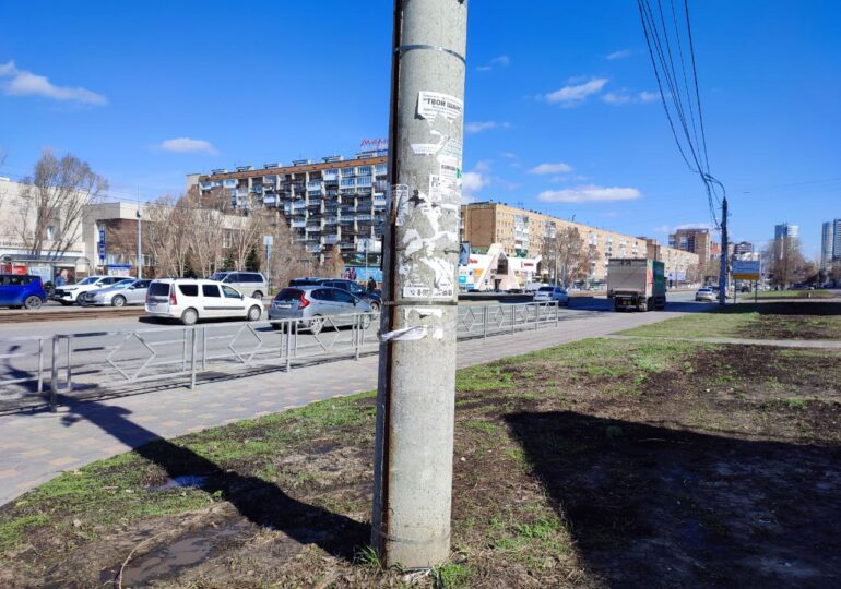 В Самаре очищают от незаконной рекламы опоры фонарей и другие конструкции
