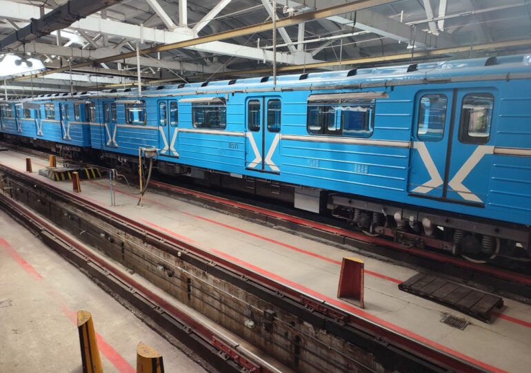 В Самаре проводят очистку вагонов метро