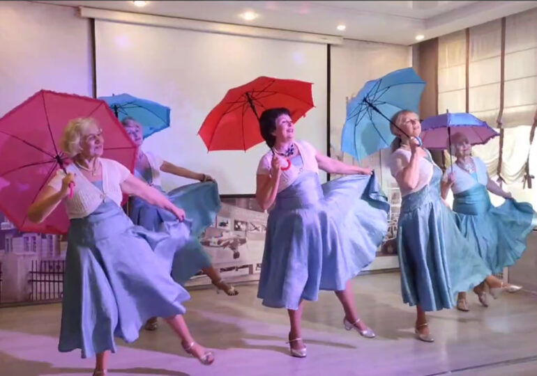 В Самаре проходит весенний бал для пенсионеров