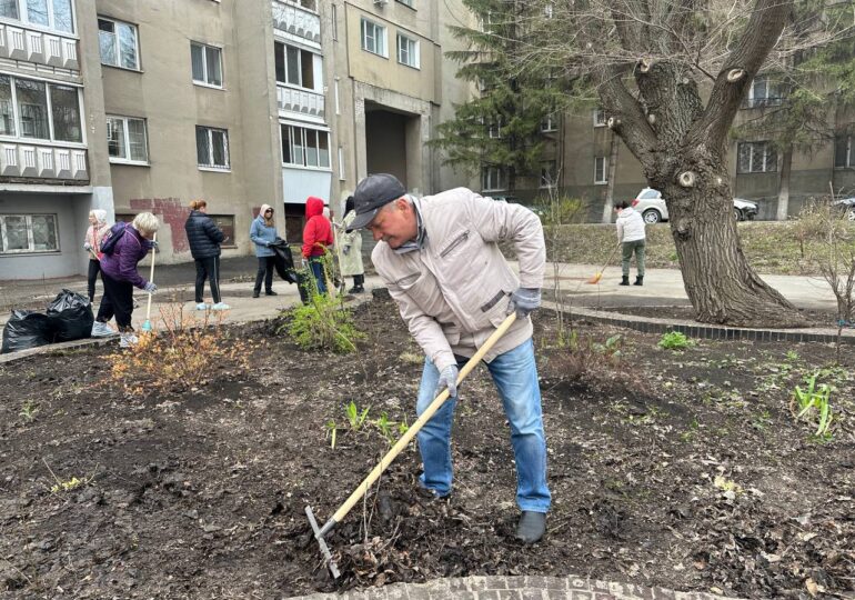 Жители Кировского района Самары провели уборку в сквере на Республиканской