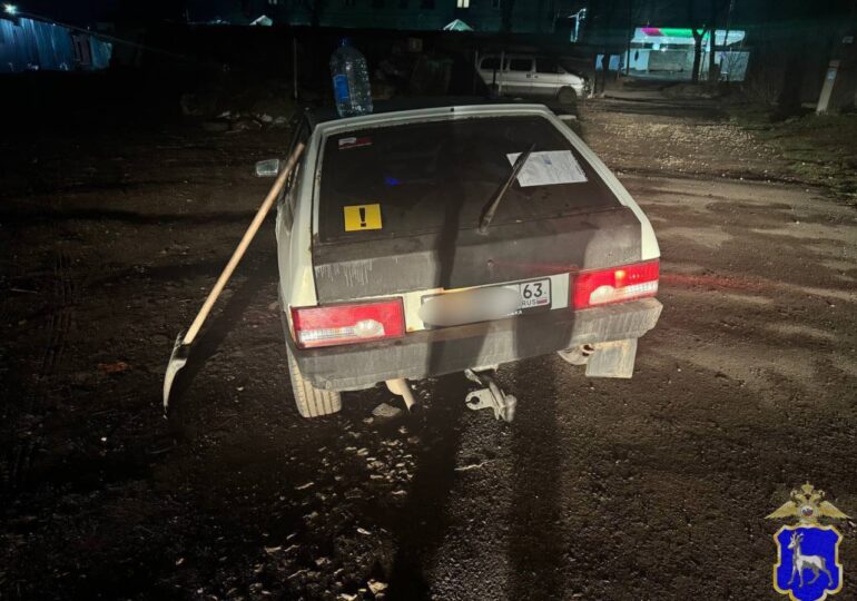 В Самаре привлекли к ответственности жителя, который перевозил людей на капоте своего автомобиля