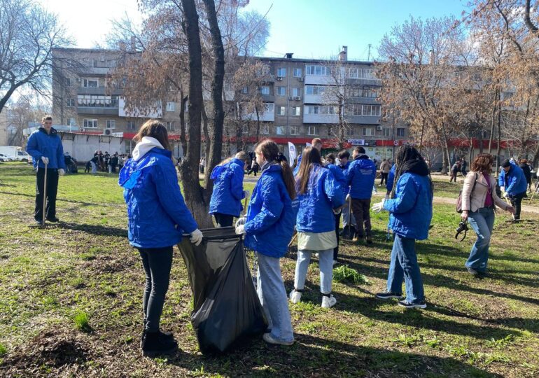 В Самаре провели субботник в сквере Экономистов