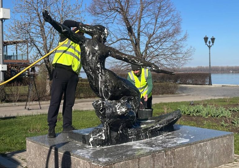 В Самаре в рамках Марафона чистоты моют скульптуры на набережной