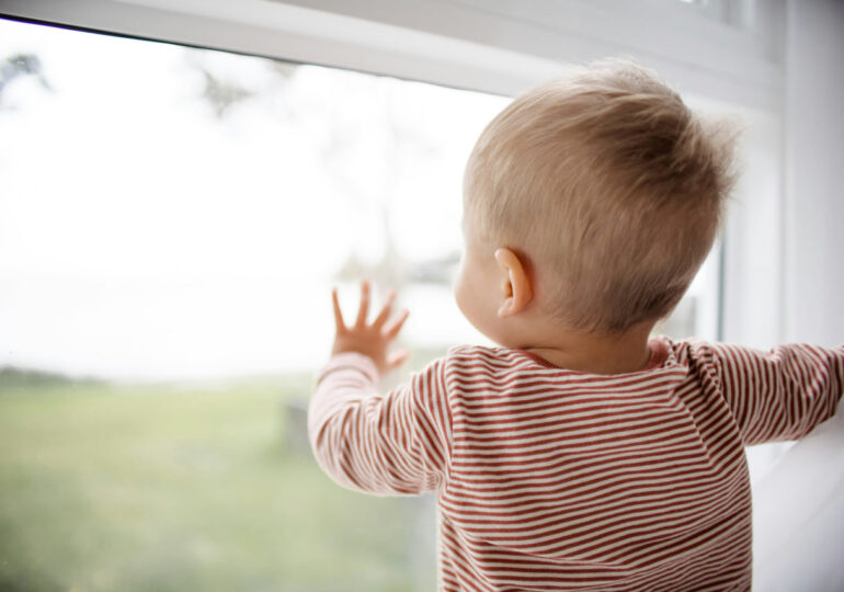 Самарцам напомнили об опасности открытых окон в теплое время года