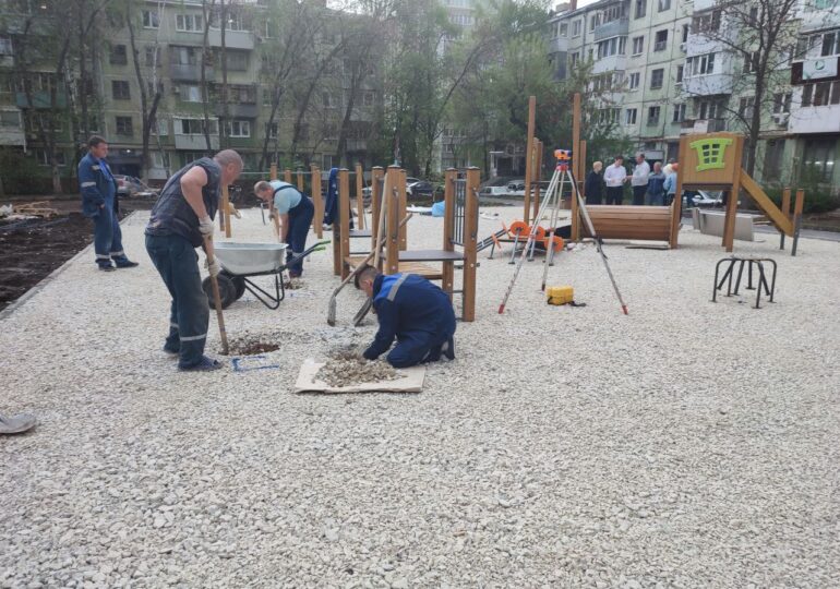 В Самаре обновляют детскую площадку по улице Советской Армии