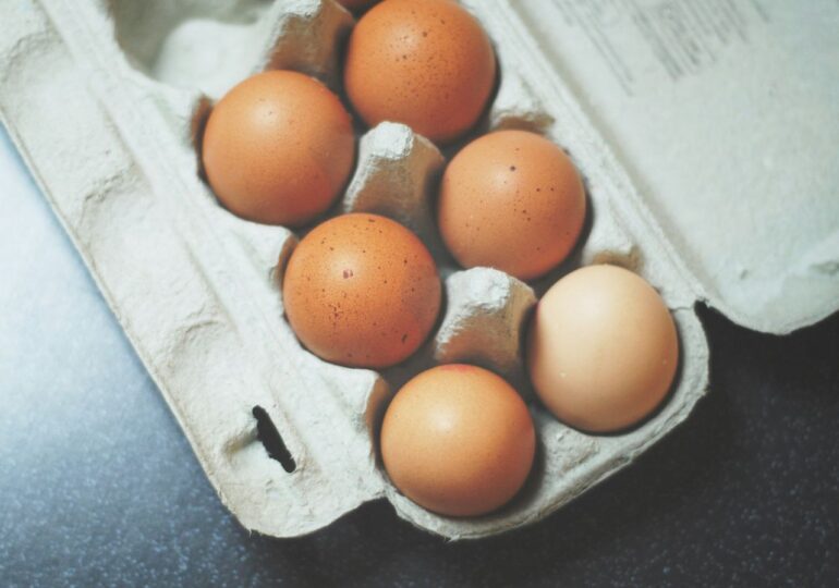 В России цена за десяток куриных яиц упала ниже 100 руб.