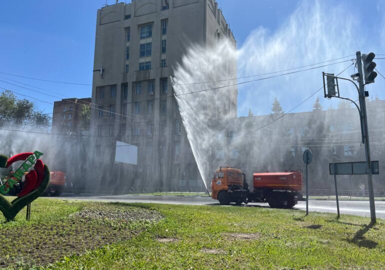 В Самаре на тротуарах и дорогах проводят аэрацию воздуха