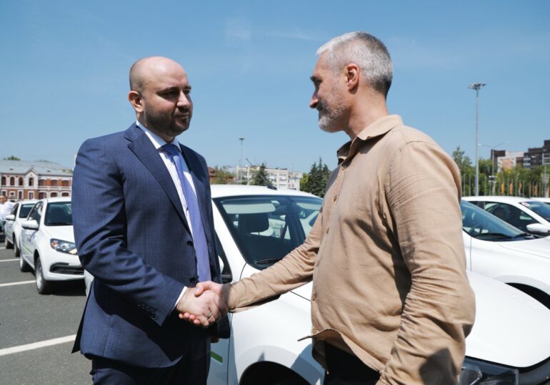 Вячеслав Федорищев передал в учреждения здравоохранения Самарской области 106 машин неотложной помощи