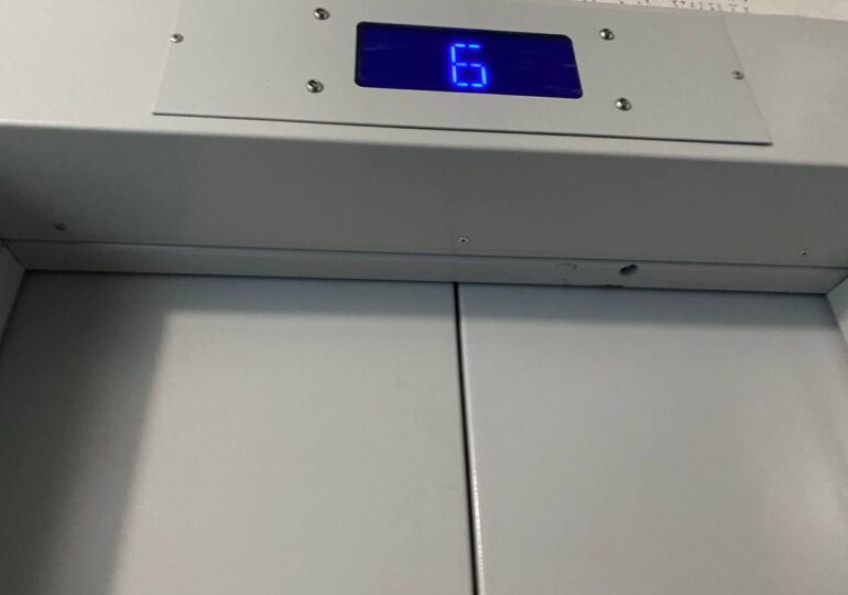 В Самаре проводят проверку по факту аварийной остановки лифта в жилом доме