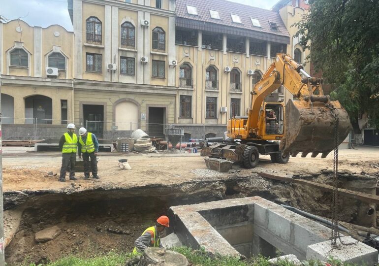 В областной столице на пересечении Некрасовской и Самарской меняют теплосети