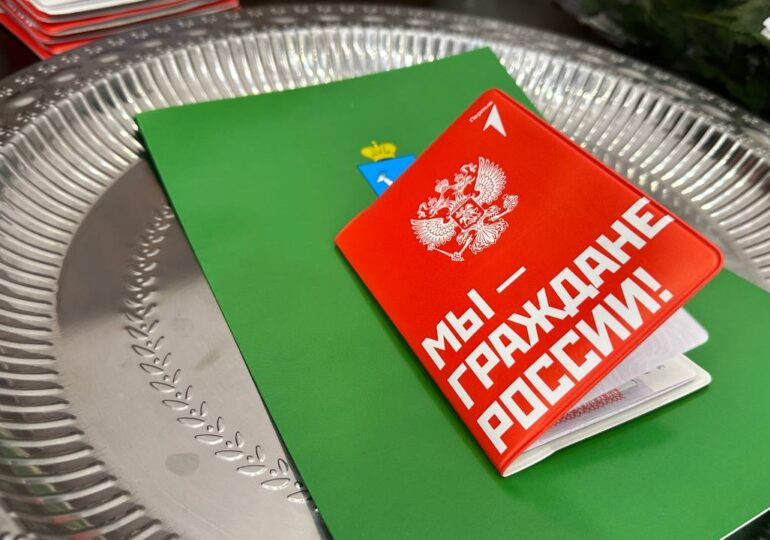 Первые паспорта вручили 14-летним жителям Самары