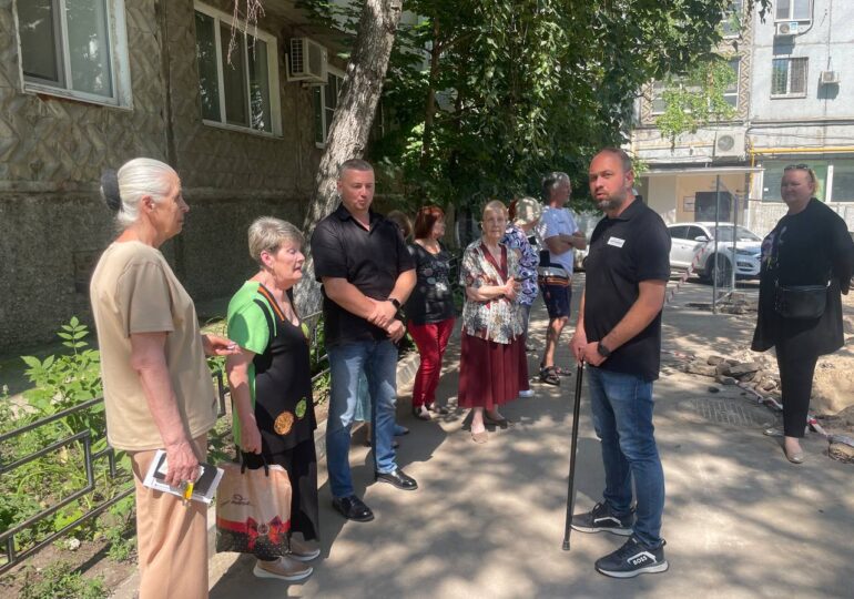 Представители администрации Самары встретились с жильцами двора на пересечении Владимирской и Мичурина