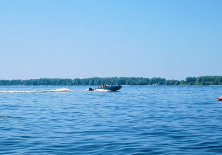 В Самаре на Волге опрокинулся самодельный плавучий дом