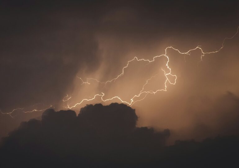 На Самарскую область в ближайшие часы обрушится гроза и град