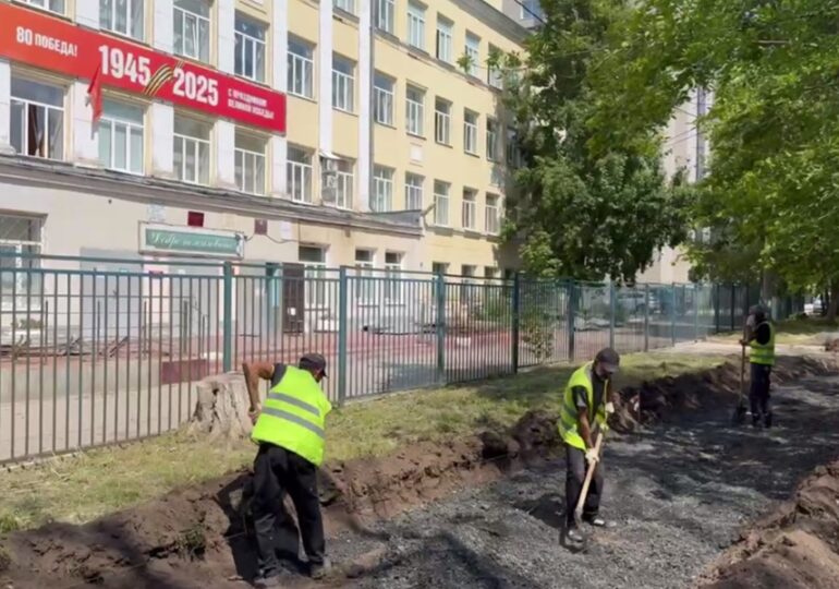 В Самаре на улице Тухачевского обустраивают новый тротуар у школы №37