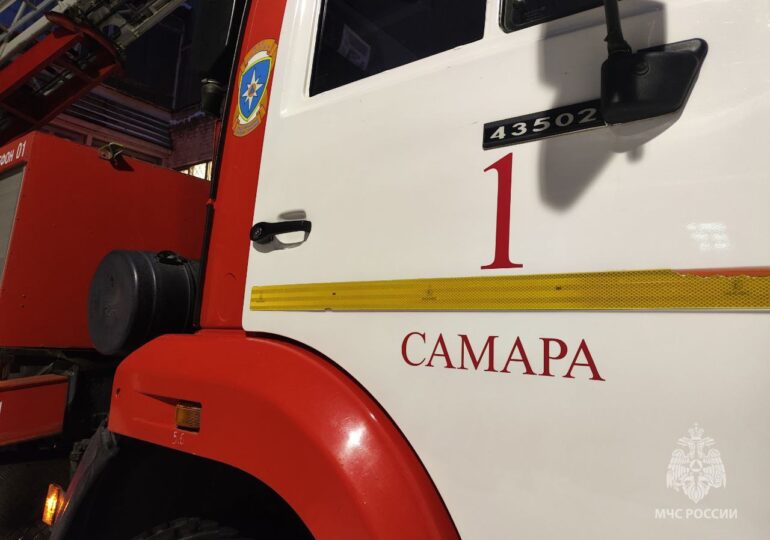 В Самарской области тушат пожар на площади 1 тыс. кв. м