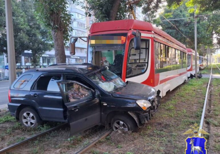 В Самаре столкнулись трамвай и легковой автомобиль
