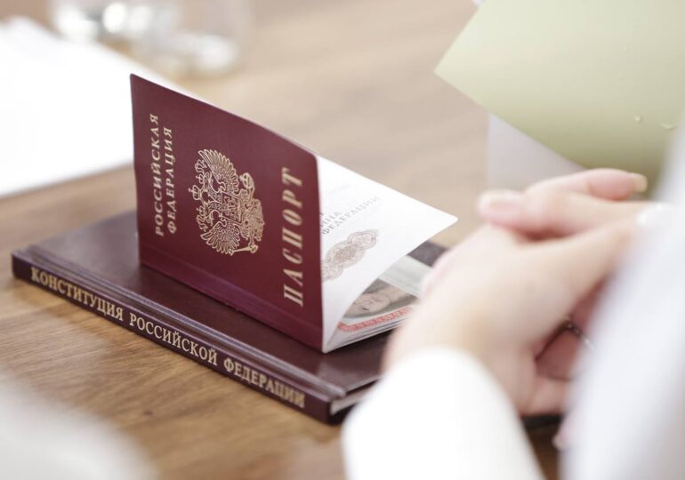 Вячеслав Федорищев вручил паспорта школьникам Самарской области