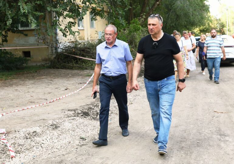Иван Носков поручил обновить тротуар около самарской детской поликлиники №10