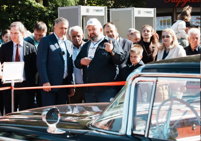 Глава Самары Иван Носков посетил выставку ретроавтомобилей