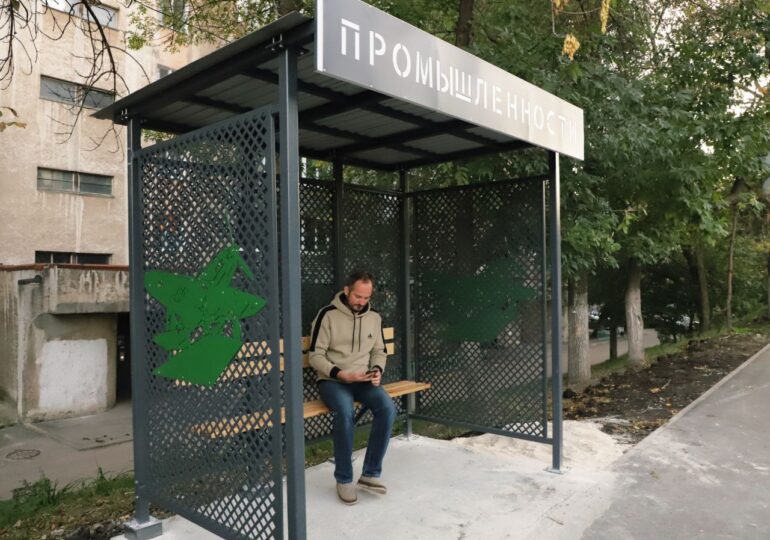 В Самаре на Аэродромной установили остановочный павильон с декоративными элементами