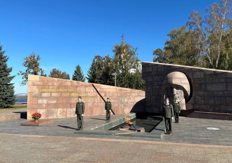 В Самаре на площади Славы юнармейцы заступили в почетный караул