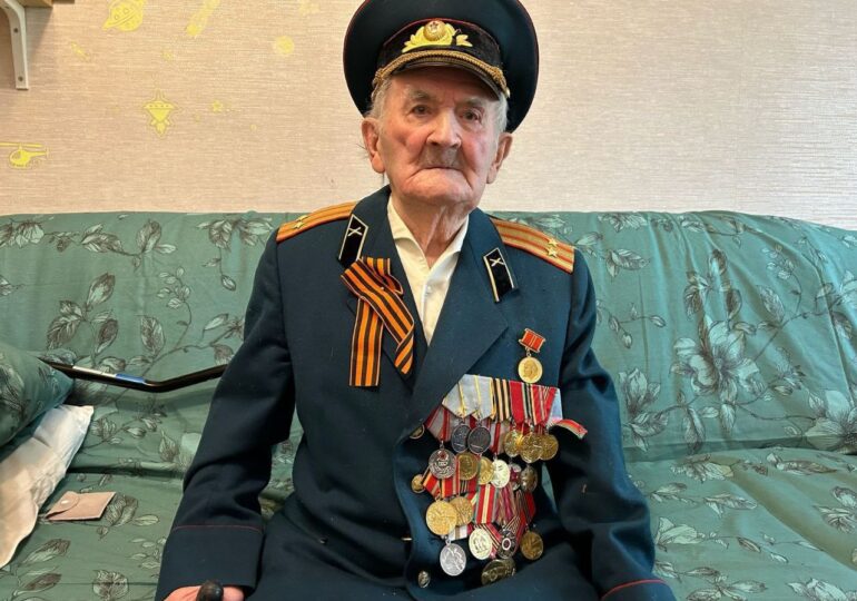 Губернатор Самарской области Вячеслав Федорищев поздравил со 100-летием ветерана ВОВ Александра Баринова