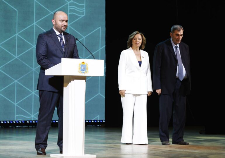 Губернатор Самарской области Вячеслав Федорищев вручил награды финансистам