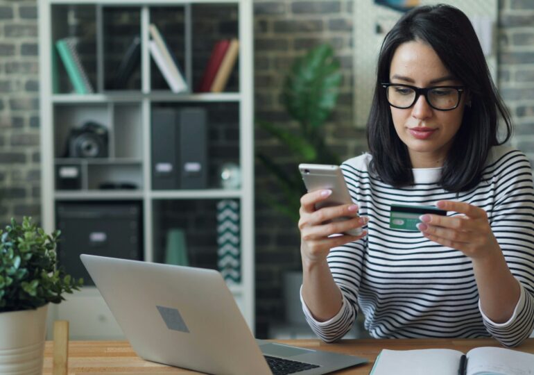 Российские банки будут сообщать клиентам причины блокировки карт