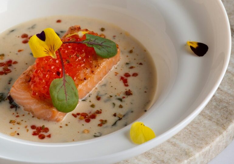 В России продолжает дешеветь красная икра