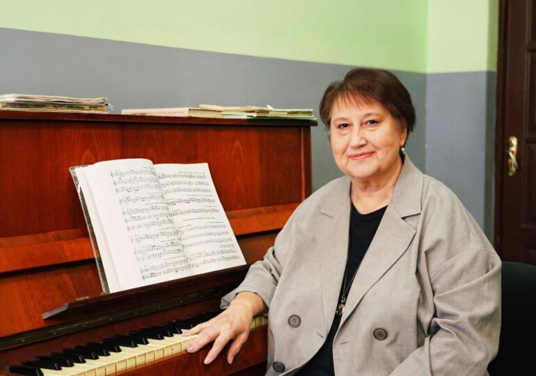 Иван Носков поздравил Елену Панкратову с получением премии президента России