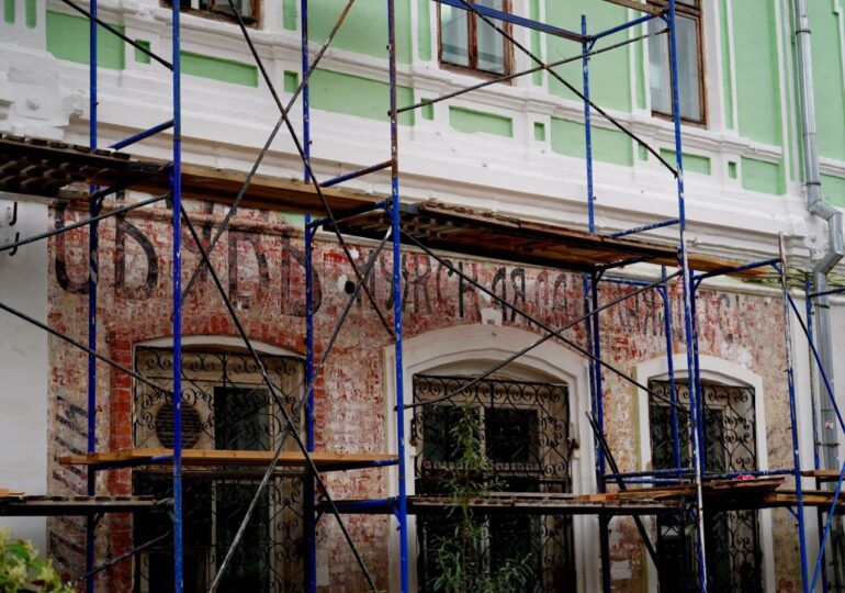 В Самаре на Молодогвардейской обнаружили рекламную вывеску начала XX века