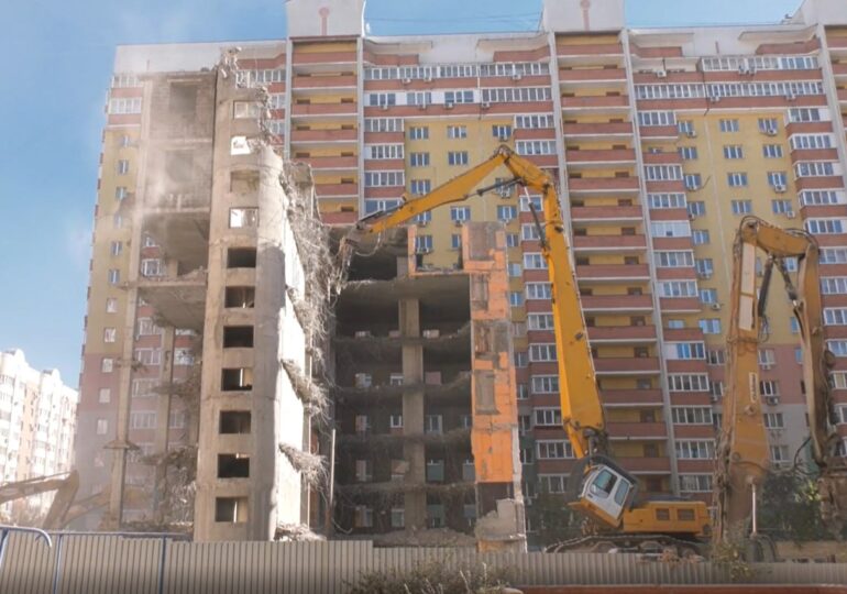 В Самаре продолжают снос аварийного дома по адресу Карла Маркса, 57
