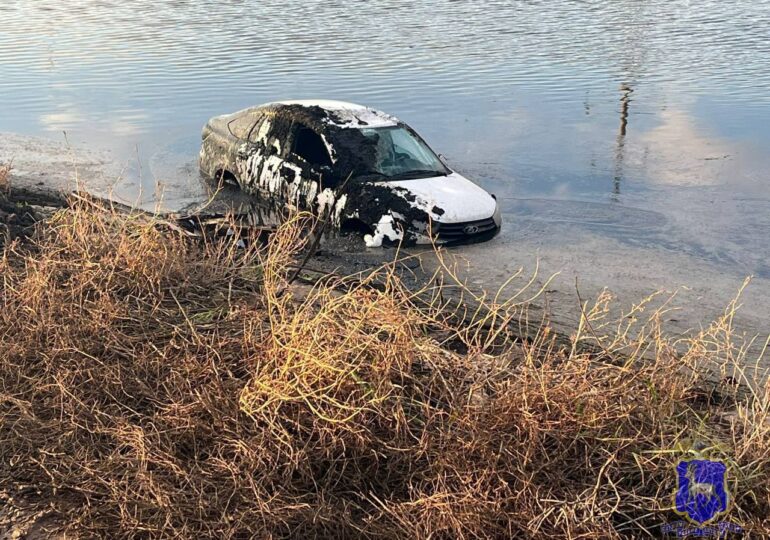 В Самарской области автомобиль съехал в воду