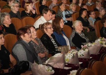 Жительниц Самары поздравили с предстоящим Днем матери