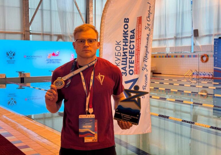 Победителем соревнований по плаванию «Кубок Защитников Отечества» стал Кирилл Папенов