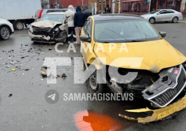 На пересечении Льва Толстого и Самарской столкнулись две легковушки