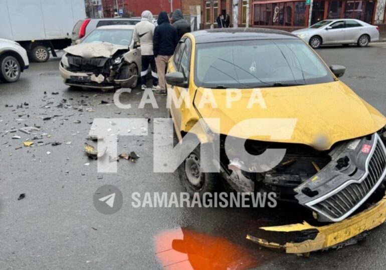 На пересечении Льва Толстого и Самарской столкнулись две легковушки