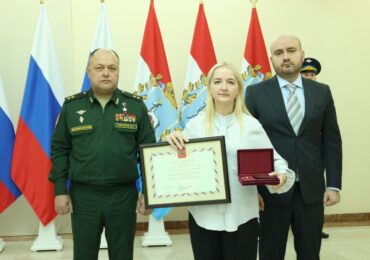 Вячеслав Федорищев вместе командованием ЦВО вручил вдове Героя России медаль «Золотая Звезда»