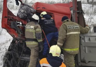 В Самарской области на трассе Р-229 произошло лобовое столкновение двух грузовиков