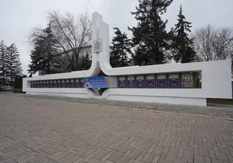 В Самаре открыли выставку с портретами Героев России и участников СВО