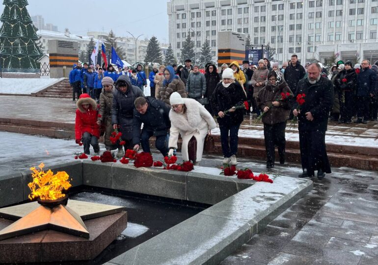 В Самаре возложили цветы к вечному огню в память о погибших в Макеевке военнослужащих