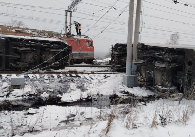 На станции Чаис Куйбышевской железной дороги столкнулись локомотив и грузовой поезд