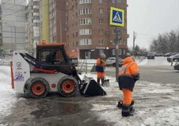 Спецтехника убирает снег на улицах Самары