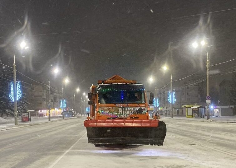 На дорогах Самары 22 декабря работало 388 единиц снегоуборочной техники