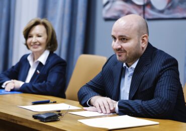 Вячеслав Федорищев вручил медаль Совета Федерации Руслане Салахутдиновой