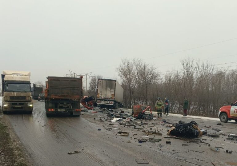В Самарской области в ДТП с грузовиками погиб человек