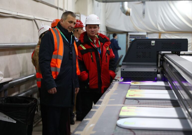 Иван Носков посетил самарское предприятие, производящее оборудование для детских площадок