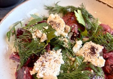 В Роспотребнадзоре рассказали, сколько хранятся салаты