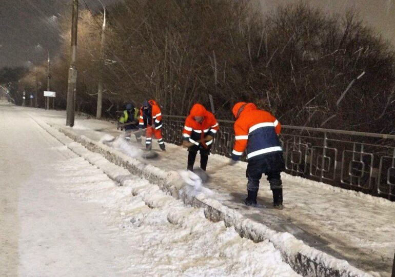 В Самаре 26 декабря на улицах работали 352 человека и 373 единицы спецтехники